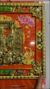 Bìa gỗ Thần Tài gõ cửa treo block lịch 2026 tranh treo tường cao cấp.( 45x45 )