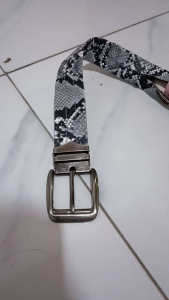 Ikat Pinggang Resleting Kulit Ular: Aksesoris Kulit Ular untuk Pria