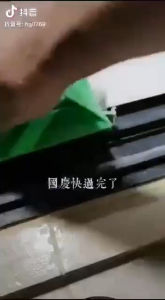 多用途擦玻璃器 Multi-Purpose Window Cleaner家里的窗户凹槽难打理⁉👀 试试这款#多功能凹槽擦玻璃清洁刷，超细纤维用于擦玻璃非常干净，折叠起来还可以清洁凹槽，非常实用‼😍 #好物分享 #颜色随机❤