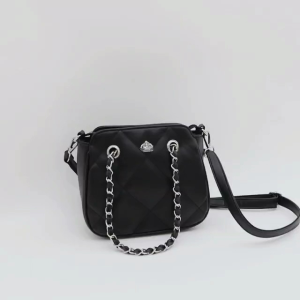 Tas Selempang Wanita JELITA T7907B5 Sophie Martin Kualitas Terjamin\\n\\n Mengenal Tas Selempang Wanita JELITA T7907B5\\n\\nDalam dunia fashion, tas selempang wanita merupakan salah satu aksesoris yang sangat penting. Koleksi terbaru dari SOPHIE MARTIN PARIS, tas JELITA T7907B5, adalah pilihan yang sempurna untuk menambah gaya dan kepercayaan diri Anda. Tas ini dibuat dari bahan kulit sintetis warna hitam yang elegan, ditambah variasi jahitan yang menambah nilai estetika. Desain tas selempang wanita ini sangat ideal untuk kegiatan sehari-hari maupun acara formal.\\n\\n Desain Elegan Tas Selempang Wanita\\n\\nTas selempang wanita JELITA T7907B5 memiliki desain yang elegan dan modern. Bahan kulit sintetisnya memberikan kesan mewah dan tahan lama. Tas ini cocok digunakan untuk berbagai acara, mulai dari aktivitas sehari-hari hingga acara formal. Desain tas selempang Sophie Martin ini sangat ideal untuk Anda yang menginginkan gaya yang fashionable dan elegan.\\n\\n Bahan Kulit Sintetis & Ukuran Tas\\n\\nTas JELITA T7907B5 dibuat dari bahan kulit sintetis berkualitas tinggi, yang tahan lama dan mudah dirawat. Ukuran tas ini adalah 21 x 10 x 18,5 cm, cukup besar untuk menampung barang-barang penting Anda. Tas ini memiliki 1 kantong resleting utama dan 1 kantong resleting di dalam, sehingga Anda dapat menyimpan barang-barang Anda dengan rapi dan aman.\\n\\n Keunggulan Tas Selempang JELITA T7907B5\\n\\nSelain desainnya yang elegan, tas selempang wanita JELITA T7907B5 juga memiliki beberapa keunggulan lain yang membuatnya menjadi pilihan yang tepat untuk Anda.\\n\\n Kombinasi Rantai pada Tali Jingjing\\n\\nSalah satu keunggulan tas selempang wanita JELITA T7907B5 adalah kombinasi rantai pada tali jingjingnya. Rantai ini memberikan kesan mewah dan stylish, sehingga tas ini cocok digunakan untuk acara formal maupun non-formal.\\n\\n Tali Panjang untuk Pemakaian Selempang\\n\\nTas JELITA T7907B5 dilengkapi dengan tali panjang yang dapat digunakan sebagai selempang. Tali ini sangat nyaman digunakan, dan dapat disesuaikan panjangnya sesuai keinginan Anda. Dengan tali selempang ini, Anda dapat dengan mudah membawa tas ini tanpa harus khawatir tas akan terjatuh atau terlepas.\\n\\n Toko Resmi & Keuntungan Belanja di SisterSel Store\\n\\nSisterSel Store adalah toko resmi SOPHIE MARTIN PARIS di Indonesia. Kami menjual berbagai produk SOPHIE MARTIN PARIS dengan harga diskon member mulai dari 30-80%. Selain itu, pembelanjaan di atas 1 juta selama 1 bulan di toko kami akan mendapatkan hadiah spesial dan berlaku kelipatan.\\n\\n Harga Diskon Member & Hadiah Spesial\\n\\nSelain harga diskon member, SisterSel Store juga memberikan hadiah spesial kepada pelanggan kami. Hadiah ini dapat diperoleh dengan pembelanjaan di atas 1 juta selama 1 bulan di toko kami. Hadiah ini berlaku kelipatan, sehingga semakin banyak Anda berbelanja, semakin banyak hadiah yang dapat Anda peroleh.\\n\\n Barang Ready Stock & Ter-update\\n\\nSemua barang yang ada di SisterSel Store sudah harga diskon member dan selalu ready stock. Kami juga selalu update produk-produk SOPHIE MARTIN PARIS terbaru, sehingga Anda dapat memilih tas selempang wanita JELITA T7907B5 atau produk lainnya dengan mudah dan cepat.\\n\\nJangan lupa untuk favoritkan toko kami sebagai distributor resmi SOPHIE MARTIN PARIS Indonesia tangan pertama. Barang ready stock terlengkap, termurah, dan ter-update setiap pembelian di toko kami akan mendapatkan berbagai hadiah menarik (selama persediaan).\n}