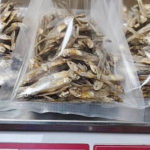 ปลาซิวแก้วตากแห้ง คัดพิเศษเกรดเอ ราคาแพ๊คละ50ซื้อ2แถม1 ราคา99บาท น้ำหนัก300กรัม