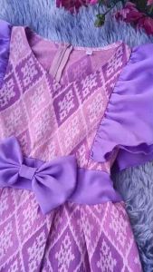 เดรสผ้าฝ้ายเปลือกไม้ ซิปหลัง ระบายผ้าโฟเว แต่งขอบเอว ติดโบว์สำเร็จ