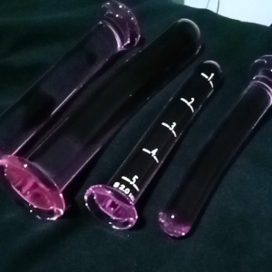 แท่งโมแก้วตันสีชมพูปลายโค้งตามสรีระมีฐานเพื่อการขยายเพิ่มความลึกป้องกันการตีบตัน