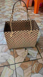 ตะกร้าสานพลาสติก รุ่นขอบลวดกลาง ร้านคละสีให้