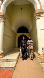 Gamis Gauri Rayon Kotak-Kotak: Jahitan Rapi & Elegan