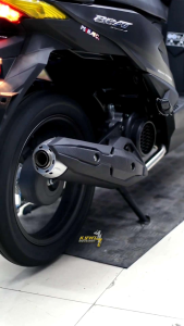 Knalpot Copy CMS Plus End Muffler Suara Bass Adem VARIO 110 fi VARIO 125150\\n\\n Informasi Dasar Knalpot Copy CMS Plus End\\n\\nKnalpot Copy CMS Plus End adalah sebuah aksesori motor yang dirancang khusus untuk menghasilkan suara bass adem pada motor VARIO 110, 125, dan 150. Knalpot ini menawarkan peningkatan performa mesin dan suara yang lebih menarik dibandingkan knalpot standar. Beberapa kelebihan dan kekurangan dari knalpot Copy CMS Plus End adalah sebagai berikut:\\n\\n Kelebihan dan Kekurangan Knalpot Copy CMS Plus End\\n\\n**Kelebihan:**\\n\\n- Suara bass adem yang mengesankan\\n- Performa mesin yang meningkat\\n- Desain yang modern dan elegan\\n\\n**Kekurangan:**\\n\\n- Harga yang relatif mahal dibandingkan knalpot standar\\n- Mungkin tidak sesuai dengan regulasi emisi tertentu\\n\\n Pemilihan Knalpot untuk Motor VARIO\\n\\nJika Anda memiliki motor VARIO 110, 125, atau 150, ada beberapa aksesoris yang dapat meningkatkan performa dan penampilan motor Anda. Salah satu pilihan terbaik adalah knalpot berkualitas tinggi seperti knalpot Copy CMS Plus End. Beberapa alasan mengapa Anda harus mempertimbangkan knalpot ini adalah sebagai berikut:\\n\\n Aksesoris Motor VARIO 110 125 150\\n\\n- Knalpot Copy CMS Plus End memberikan peningkatan performa mesin dan suara yang lebih menarik dibandingkan knalpot standar\\n- Desain modern dan elegan yang sesuai dengan penampilan motor VARIO\\n- Harga yang kompetitif dibandingkan dengan knalpot berkualitas tinggi lainnya\\n\\n Knalpot Berkualitas Tinggi untuk Motor VARIO\\n\\nKualitas tinggi adalah salah satu aspek penting yang perlu dipertimbangkan saat memilih knalpot untuk motor VARIO. Knalpot Copy CMS Plus End adalah pilihan yang tepat karena dirancang dengan bahan berkualitas tinggi dan teknologi terbaru untuk menghasilkan suara bass adem yang mengesankan. Selain itu, knalpot ini juga memberikan peningkatan performa mesin yang signifikan.\\n\\n Cara Menginstal Knalpot Copy CMS Plus End pada Motor VARIO\\n\\nJika Anda telah memutuskan untuk menginstal knalpot Copy CMS Plus End pada motor VARIO Anda, berikut adalah langkah-langkah instalasi yang perlu Anda ikuti:\\n\\n Langkah-langkah Instalasi\\n\\n1. Pastikan motor Anda telah dimatikan dan rem tangan ditarik\\n2. Angkat motor dan pasang standar pengunci roda\\n3. Lepaskan knalpot lama menggunakan obeng dan kunci\\n4. Pasang knalpot Copy CMS Plus End dengan bantuan baut dan kunci\\n5. Pastikan semua baut dan kunci sudah terpasang dengan baik dan tidak longgar\\n6. Mulai motor dan periksa apakah knalpot bekerja dengan baik\\n\\n Tips untuk Penggunaan Knalpot Copy CMS Plus End\\n\\nBerikut adalah beberapa tips yang dapat membantu Anda dalam penggunaan knalpot Copy CMS Plus End:\\n\\n- Pastikan motor Anda telah dimatikan dan rem tangan ditarik sebelum menginstal knalpot baru\\n- Angkat motor dengan hati-hati dan pasang standar pengunci roda untuk keamanan\\n- Gunakan alat yang tepat seperti obeng dan kunci untuk melepas knalpot lama dan memasang knalpot baru\\n- Periksa apakah semua baut dan kunci sudah terpasang dengan baik dan tidak longgar setelah instalasi selesai\\n- Jika Anda mengalami masalah dengan knalpot baru, jangan ragu untuk menghubungi penjual atau pabrikan untuk bantuan.\n}