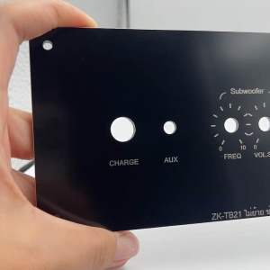 เพลทลำโพงบลูทูธZK-TB21ไม่ย้ายสีดำ(ช่อง5*25) อลูมิเนียมวัตแบตเม็ดไฟหนา3มิล พร้อมเซาะหลังขนาดช่องเพลท 5*25cm ขนาดเพลททั้งหมด 9*29cm สวิตช์เปิดปิด 12มิล /Dc11 มิล