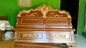 TEMPAT TIDUR PELURU KOMBINASI EMAS