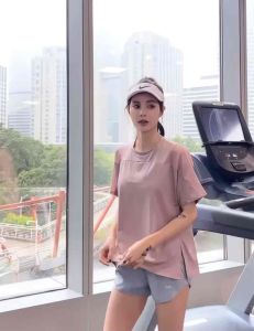 เสื้อออกกําลังกายผู้หญิง