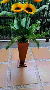 BUNGA MATAHARI SUPER JUMBO KUNTUM 10 BERIKUT VAS KAYU BUAT DI POJOK RUANGAN MU