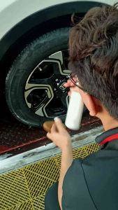 Dung dịch chai xịt dưỡng bóng và bảo vệ lốp Oto Focar Tire Care Chai xịt 500ml : Dung dịch gốc nước chuyên dùng để dưỡng làm đen và tạo độ bóng cho lốp. Sau khi sử dụng sẽ phục hồi về màu đen lì của lốp mới.