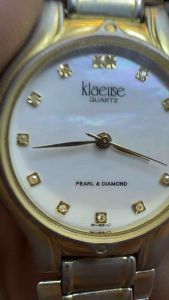 Đồng hồ nữ hiệu KLAEUSE QUARTZ PEARL & DIAMONDSize 35mm mặt khảm trai đính 13 viên đá kim cương Kính đẹp khung bọc vàng có bị mòn lớp mạ