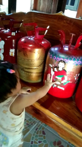 กระปุกออมสินยักษ์ ถังน้ำยาแอร์ ใบใหญ่ ทุบไม่แตก ใส่เงินได้ทั้งเหรียญและแบงค์ ไม่มีช่องสำหรับนำเงินออก สีแดง