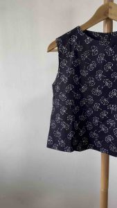 ❤️❤️New Lovely Black White Colour Batik Crop L Size Top Sleeveless❤️❤️