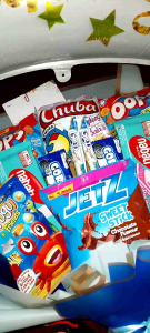 Buket snack tema merah/ buket snack tema/ buket anniversary/ buket ulang tahun/ buket wisuda/ buket sempro/ hadiah/ kado