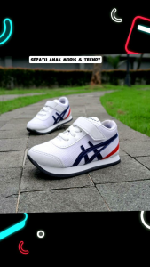 Sepatu Anak Laki & Perempuan Usia 1-6 Tahun Model Sport Warna Putih Variasi\\n\\n Apa itu Sepatu Model Sport Putih?\\n\\nSepatu model sport putih adalah sepatu yang dirancang khusus untuk anak-anak berusia 1 hingga 6 tahun dengan warna dasar putih. Sepatu ini biasanya memiliki desain sporty yang menarik dan nyaman digunakan dalam berbagai aktivitas. Sepatu model sport putih ini sangat cocok bagi anak-anak yang aktif dan suka bermain di luar ruangan.\\n\\n Kenapa Sepatu Model Sport Putih Populer?\\n\\nSepatu model sport putih populer karena beberapa alasan:\\n\\n- Desain sporty dan modern yang menarik bagi anak-anak.\\n- Warna putih yang bersih dan mudah dipadukan dengan berbagai pakaian.\\n- Nyaman digunakan dalam berbagai aktivitas outdoor.\\n- Tersedia dalam berbagai ukuran untuk anak-anak berusia 1 hingga 6 tahun.\\n\\n Keuntungan Menggunakan Sepatu Model Sport Putih\\n\\nMenggunakan sepatu model sport putih memiliki beberapa keuntungan:\\n\\n- Dapat digunakan dalam berbagai situasi, baik indoor maupun outdoor.\\n- Memiliki desain yang stylish dan nyaman.\\n- Mudah dibersihkan dan tahan lama.\\n- Cocok untuk anak-anak yang aktif dan suka bermain di luar ruangan.\\n\\n Variasi Sepatu Model Sport Putih\\n\\nAda beberapa variasi sepatu model sport putih yang tersedia di pasaran:\\n\\n Sepatu Anak Laki-laki Model Sport Putih\\n\\nSepatu anak laki-laki model sport putih biasanya memiliki desain yang lebih sporty dan kuat. Beberapa model juga memiliki aksen warna lain untuk menambah kesan maskulin.\\n\\n Sepatu Anak Perempuan Model Sport Putih\\n\\nSepatu anak perempuan model sport putih biasanya memiliki desain yang lebih feminin dan elegan. Beberapa model juga memiliki aksen warna lain atau hiasan untuk menambah kesan feminin.\\n\\n Bagaimana Memilih Sepatu Anak Berkualitas Tinggi?\\n\\nUntuk memilih sepatu anak berkualitas tinggi, ada beberapa tips yang perlu diperhatikan:\\n\\n Tips Memilih Sepatu Anak Usia 1-6 Tahun\\n\\n- Pilih sepatu yang nyaman dan cocok dengan bentuk kaki anak.\\n- Pilih sepatu yang memiliki bahan yang baik dan tahan lama.\\n- Pilih sepatu yang memiliki desain yang sesuai dengan usia dan gender anak.\\n- Pilih sepatu yang memiliki sol yang baik dan kuat.\\n\\n Perhatikan Faktor Kualitas Sepatu Anak\\n\\n- Bahan sepatu yang digunakan.\\n- Desain dan kenyamanan sepatu.\\n- Kualitas sol sepatu.\\n- Keamanan dan keselamatan anak saat menggunakan sepatu.\\n\\n Aktivitas Outdoor yang Cocok dengan Sepatu Model Sport Putih\\n\\nSepatu model sport putih sangat cocok digunakan dalam berbagai aktivitas outdoor, seperti:\\n\\n- Bermain di taman atau playground.\\n- Bersepeda atau bermain sepeda mini.\\n- Bermain bola atau olahraga lainnya.\\n- Berjalan-jalan di alam terbuka.\\n\\n Bagaimana Sepatu Model Sport Putih Mendukung Aktivitas Outdoor Anak?\\n\\nSepatu model sport putih dapat mendukung aktivitas outdoor anak dengan beberapa cara:\\n\\n- Menyediakan kenyamanan dan keamanan saat berjalan atau berlari.\\n- Melindungi kaki dari cedera atau goresan.\\n- Memiliki sol yang kuat dan tahan lama.\\n- Menyediakan daya cengkeram yang baik untuk berjalan di berbagai jenis permukaan.\\n\\n Jenis Aktivitas Outdoor yang Cocok dengan Sepatu Model Sport Putih\\n\\nBerikut adalah beberapa jenis aktivitas outdoor yang cocok dengan sepatu model sport putih:\\n\\n- Bermain di taman atau playground.\\n- Bersepeda atau bermain sepeda mini.\\n- Bermain bola atau olahraga lainnya.\\n- Berjalan-jalan di alam terbuka.\\n\\nDengan memilih sepatu model sport putih yang tepat, anak-anak dapat menikmati berbagai aktivitas outdoor dengan aman dan nyaman.\n}
