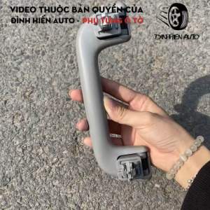 Tay nắm trần xe Vios Yaris Altis giúp người ngồi giữ thăng bằng lên xuống xe dễ dàng hơn