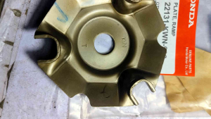 22131-KWN-900 TUTUP PLAT TAHANAN ROLLER VARIO PCX ADV 125 150