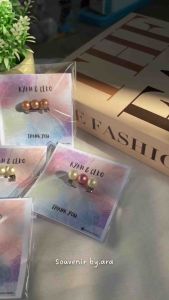 (isi 50 pcs) Paket Souvenir Bross Mutiara/Souvenir pernikahan ulang tahun reuni dan acara lainnya/Souvenir bross dagu murah/Aksesoris bross dagu/Aksesoris fashion/ Aksesoris hiasan hijab dan baju/Bisa request desain kartu dan nama/Bisa menggunakan