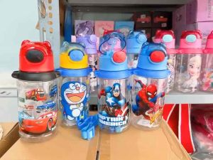 Bình Nước Kèm Ống Hút Dung Tích 600ml Mẫu Melody Kitty Kuromi Doraemon Siêu Nhân Xe Unicorn Cute Cho Bé Đi Học