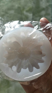 khuôn silicon hình hoa cúc có lỗ - làm xà phòng nến thơm rau câu sôcôla