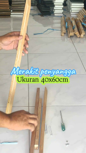 Panduan Easel & Penyangga Papan Tulis Kanvas\\n\\n Pengenalan Easel Multi-Fungsi\\n\\n Apa Itu Easel Multi-Fungsi?\\n\\nEasel multi-fungsi adalah peralatan yang digunakan untuk mendukung berbagai kebutuhan seni dan desain, seperti lukisan, foto, dan pajangan kanvas. Easel ini dirancang dengan berbagai fitur yang memudahkan pengguna dalam menyesuaikan posisi dan sudut papan tulis kanvas, foto, atau pajangan kanvas.\\n\\n Manfaat Easel Multi-Fungsi\\n\\nEasel multi-fungsi memiliki banyak manfaat, antara lain:\\n\\n* Mendukung berbagai jenis papan tulis kanvas, foto, dan pajangan kanvas dengan berbagai ukuran dan bentuk.\\n* Memudahkan pengguna dalam menyesuaikan posisi dan sudut papan tulis kanvas, foto, atau pajangan kanvas sesuai kebutuhan.\\n* Memudahkan pengguna dalam melukis, mendesain, atau menampilkan karya seni mereka.\\n\\n Jenis-Jenis Easel Multi-Fungsi\\n\\nAda beberapa jenis easel multi-fungsi yang tersedia di pasaran, antara lain:\\n\\n* Easel lipat: Easel ini bisa dilipat untuk penyimpanan dan transportasi yang mudah.\\n* Easel tripod: Easel ini memiliki tiga kaki yang memudahkan pengguna dalam menyesuaikan posisi dan sudut papan tulis kanvas, foto, atau pajangan kanvas.\\n* Easel portabel: Easel ini ringan dan mudah dibawa-bawa, cocok untuk keperluan外出时使用。