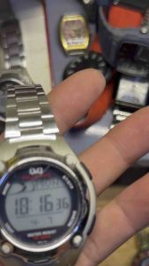 Đồng hồ Điện tử nam Q&Q SOLARMATE RADIO CONTROLLEDđiện tử pin năng lượng mặt trời size 44mmdây thép không gỉ khóa thông minhchức năng báo thứcchronographđèn sángchống nước 10BARbản vỏ plastic kết hợp théphình thức sản phẩm có xước nhẹ