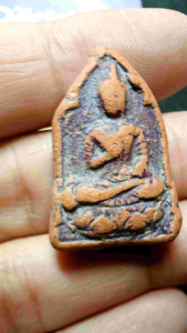 พระเนื้อดิน​ ​พิมพ์ขัดสมาธินั่งบนฐานดอกบัว​ วัดเนินโพธิ์​ ไม่ทราบ​ จังหวัด​  มีลงรักเก่า​ มาด้วย​ ​แต่ดูเข้มขลังศักดิ์สิทธิ์มาก​