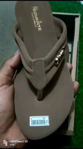 Sandal Jepit Wanita Flat & Flip Flop: Pilihan Nyaman Untuk Ibu-Ibu Kekinian
