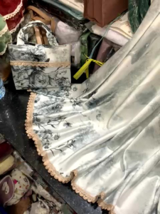 Mukena Berkualitas Tinggi: Mukena Bunga Renda & Armany Silk Motif Bunga