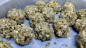 有做了,可以下单,kuih bulan kacangnut moon cake古早味没糖粗酿饼,烤皮五仁无糖月饼100克,素五仁月饼,没有动物脂肪,用的是玉蜀黍油而且内馅就是纯坚果,加上面粉混合,里面有葵花籽,南瓜子,杏仁片,印度腰豆,无白糖的月饼,伍仁月饼vegetarian cookiesno eggno alcohol