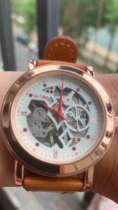 Đồng hồ nam cơ tự động (Automatic) thương hiệu Kronen & Söhne (K&S).size 42mm mặt bạc vân sóng cọc số là mã kết hợp đính đá lộ đáy máy 1 lịch. vỏ thép đáy xoáy chống nướcdây da xanh quân đội