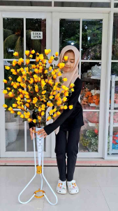 Rangkaian bunga mawar kuncup artificial isi 180 kuntum dengan pot standing besi