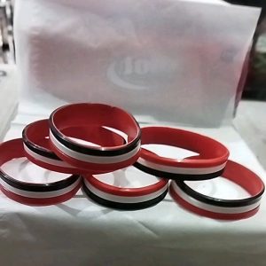 gelang karet / gelang ruber tridatu hitam putih merah