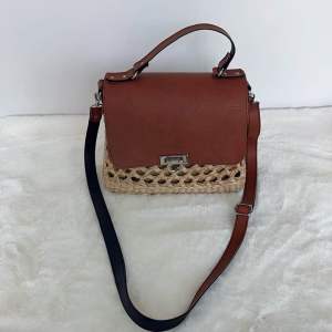 กระเป๋าผักตบชวา กระเป๋าแฮนเมด กระเป๋าสะพายข้างลำตัว กระเป๋าหนัง กระเป๋าถือ