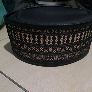 Songkok Peci Kulit Motif Jala: Aksesoris Pria Tradisional