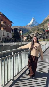 JELLY SWEATER (เจลลี่) สีเบจ** ผ้านุ่มมาก แต่งลายโบว์ แพทเทินดีมากค่า ทรงหลวมๆ ไม่รัดตัวมากนะค้า