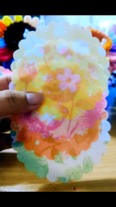 เหรียญโปรยทาน ทำจากกระดาษสา คละแบบ คละสี คละลาย ราคาพร้อมเหรียญ 1 บาท ราคาแพค 100 ดอก