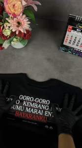 KAOS CERITA DI JAM MALAM by MarkasKaos.id / Kaos Kata Kata / Kaos Keren / Kaos Distro Premium / Kaos Pekerja Keras / Kaos Profesi Keren / Kaos Pria Wanita / Kaos Cotton Combed 24s