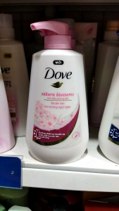 Sữa tắm Dove dưỡng thể da ẩm mịn lưu hương ngọt ngào chiết xuất hoa anh đào và muối hồng 500g