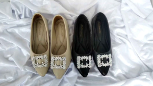 Sepatu Ballet Flat Wanita Bellvania Motif Berlian Imitasi Gaya Korea Warna Coklat/Hitam