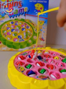 Trò chơi câu cá điện tử 2516 xoay tự động kèm 4 cần câu cho bé – PeeKaPaw Toys