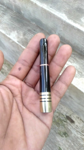 pipa once kayu galih kelor hitam Kalimantan ring model pelor berukuran 8 cm berbentuk lurus dengan lubang multidan warna asli dari kayu itu sendiridan menggunakan ring yang berdiameter 13 cm