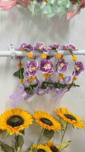 มงกุฎดอกไม้รับปริญญา ปัจฉิม วันสำคัญ ทำจากดอกประดิษฐ์งานทำมืออย่างประณีต ดีไซน์หวานละมุน ใช้ดอกไม้ประดิษฐ์ สีสดเหมือนจริง ตกแต่งด้วยริบบิ้นและใบไม้เพิ่มมิติ วงแข็งแรง ทน ไม่บีบหัว สวมใส่สบาย เหมาะสำหรับทุกโอกาส