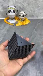 Ke đỡ góc vuông tam giác ba mặt phẳng màu đen vs trắng