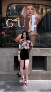 Áo sơ mi nữ Yenny hoạ tiết Hoa Đỏ Loang Nâu chất vải lụa trượt phôm suông rộng size đến 70kg