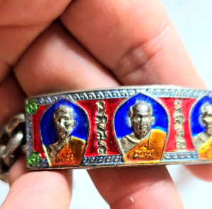 เลสข้อมือหลวงพ่อรวย  รุ่นรวยเพิ่มพูน ปี 2558 รายละเอียดสินค้า ✨ วัสดุ: อาปาก้าลงยา ✨ สี: ลงยาสีแดงน้ำเงิน ✨ รุ่น: รวยเพิ่มพูน ปี 2558  พิเศษ: ปลุกเสกโดยหลวงพ่อรวย วัดตะโก และเกจิชื่อดังอีกหลายท่าน เช่น หลวงพ่อพูน วัดบ้านแพน หลวงพ่อเอียด วัดไผ่ล้อม หลวงพ