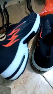 sepatu terbaru/ sepatu keren/ sepatu lari jogging jalan santai/ 2 vairiasi warna/ sepatu sekolah
