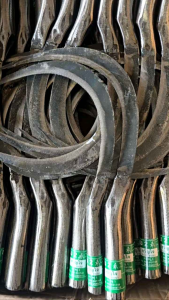 เคียวเกี่ยวข้าว ตรา ชุม มี 2 ขนาด ทำจากเหล็กกล้า ใบมีดคม ใช้เกี่ยวข้าว เกี่ยวหญ้า ต่อเติมด้ามได้