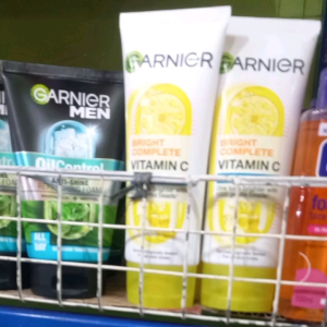 GARNIER Bright Complete Vitamin C Face Scrub 100ml-Garnier Sabun cuci muka